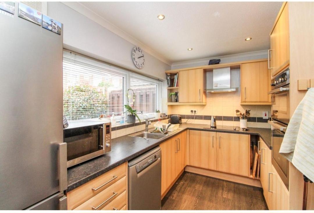 Twin Room In Crawley,Gatwick,West Sussex Ifield Eksteriør bilde